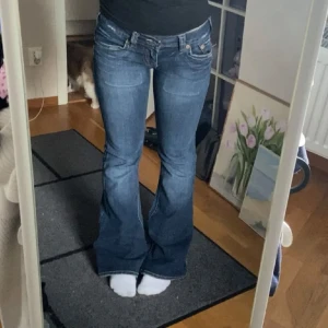 Blå bootcut jeans - Snygga blå bootcut jeans med låg midja, endast använda en gång av tjejen jag köpte av här på Plick. Innerbensläng 82cm midjemått 39cm tvärsöver, skicka prisförslag💕