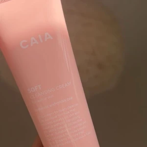 Soft Cleansing Cream från CAIA - En mjuk rengöringskräm från CAIA i en ljusrosa tub. Produkten är designad för att skonsamt rengöra huden. Perfekt för daglig användning för att avlägsna smuts och orenheter utan att torka ut huden. Helt oanvänd, då jag köpte fel❤️ny pris 200kr