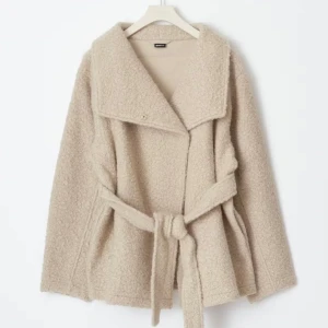 Beige Kappa - Säljer denna skit snygga kappa från gina med knyt i midjan. Använd va 2 gånger så är typ helt ny. Köpt för 600kr, perfekt nu till våren