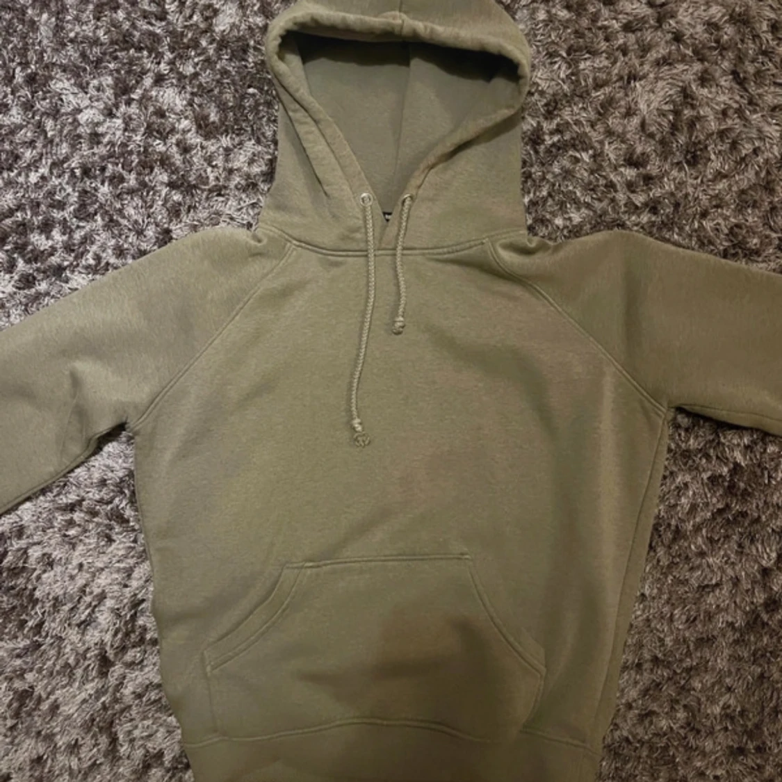 Grön hoodie från Bik Bok