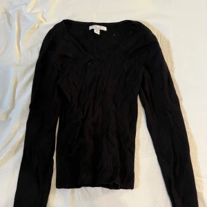 Svart långärmad topp - Svart V-ringad och långärmad topp från new Yorker. Tjock i materialet och fin passform. Storlek XL men passar som S/M