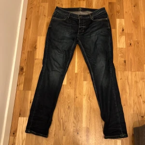 Mörkblå jeans från Neuw - Snygga mörkblå jeans från Neuw med klassisk femficksdesign. De har en slim, straight passform och är tillverkade i slitstarkt denim. Perfekta för en stilren look.