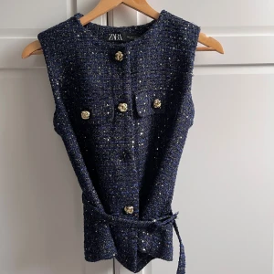 Väst  - Super snygg väst ifrån Zara!! Aldrig använd bara testad
