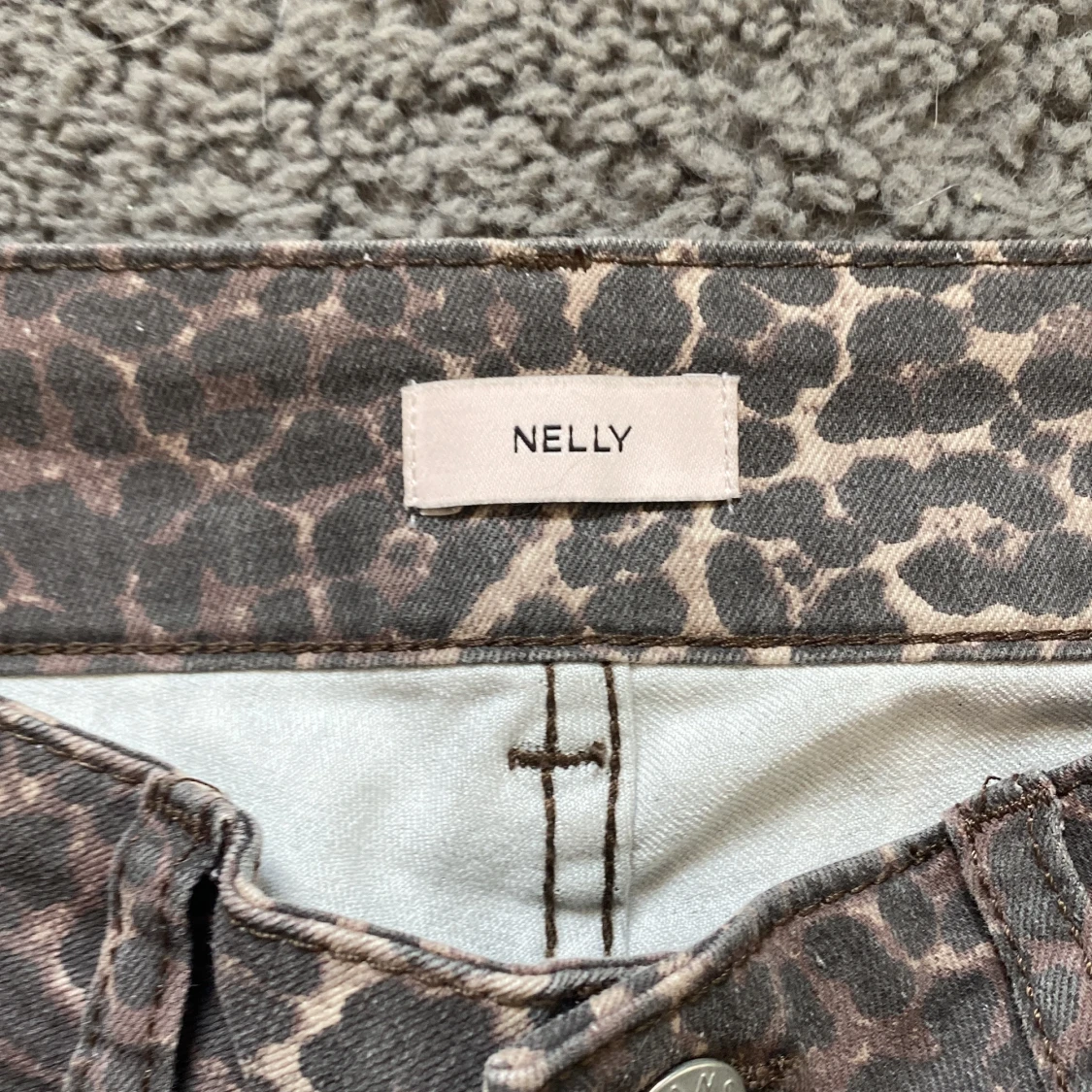 Leopardmönstrade byxor från Nelly - 2