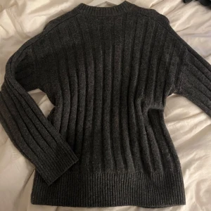 grå stickad tröja  - ribbad stickad mörk grå tröja 💓💓
