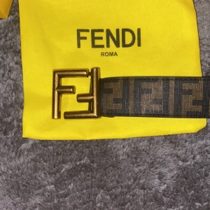 Fendi bälte  - Nästan helt nytt Fendi bälte har haft den ca 2 gånger bara skriva vid frågor även ett eget gjort hål i bältet 