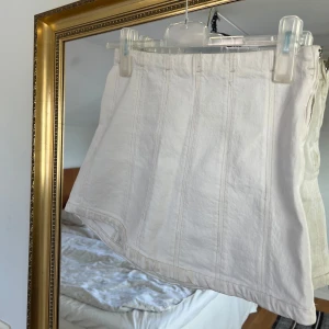 Vit jeanskjol med dragkedja - Säljer en stilren vit jeanskjol med dragkedja på sidan. Passar perfekt till våren och sommaren!