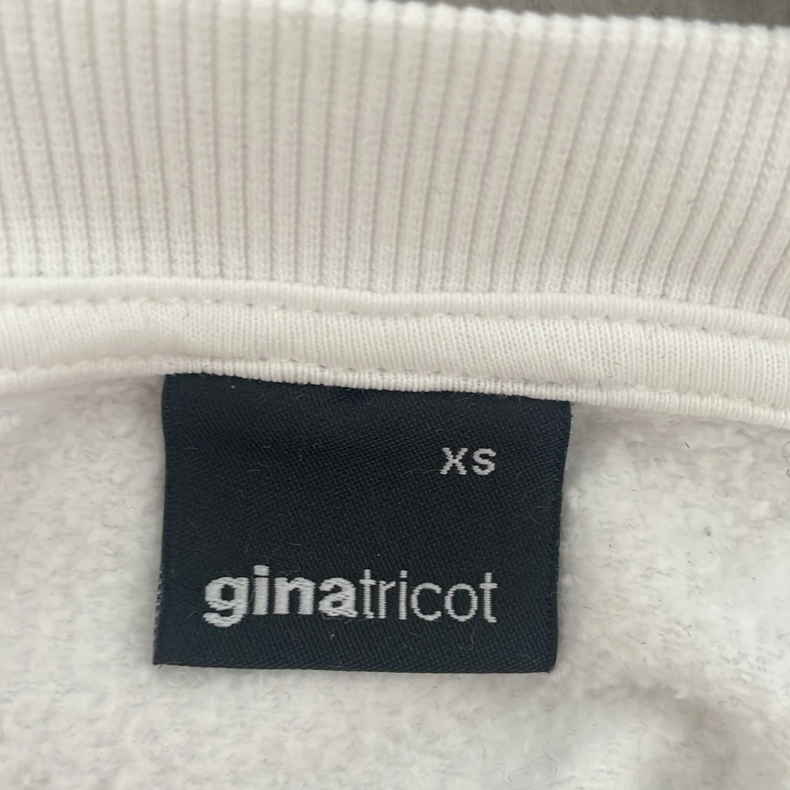 Vit croppad tröja från Gina Tricot - 3