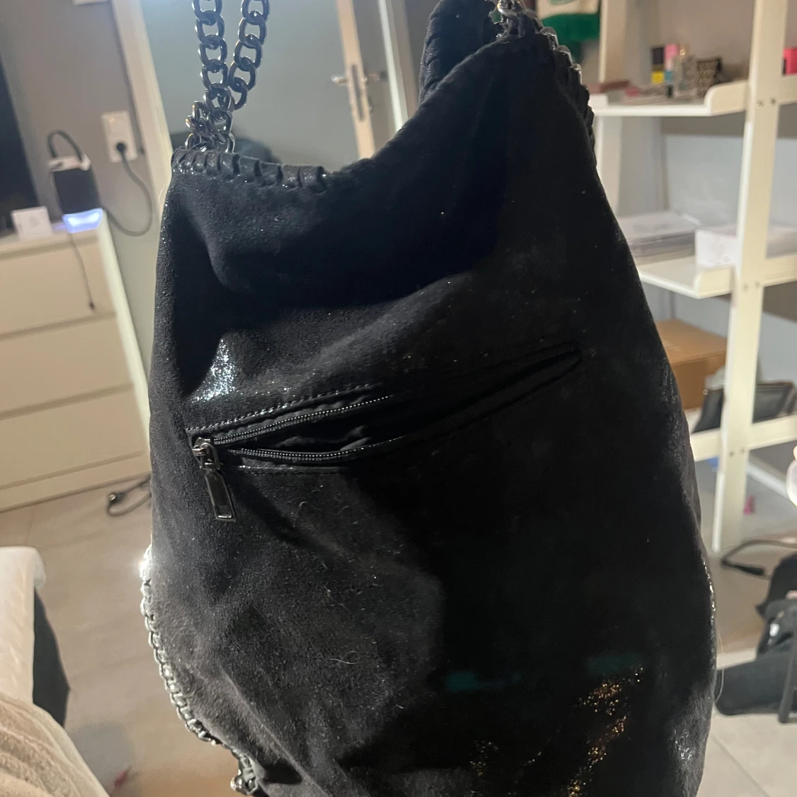 Svart axelväska med kedjedetaljer - 1