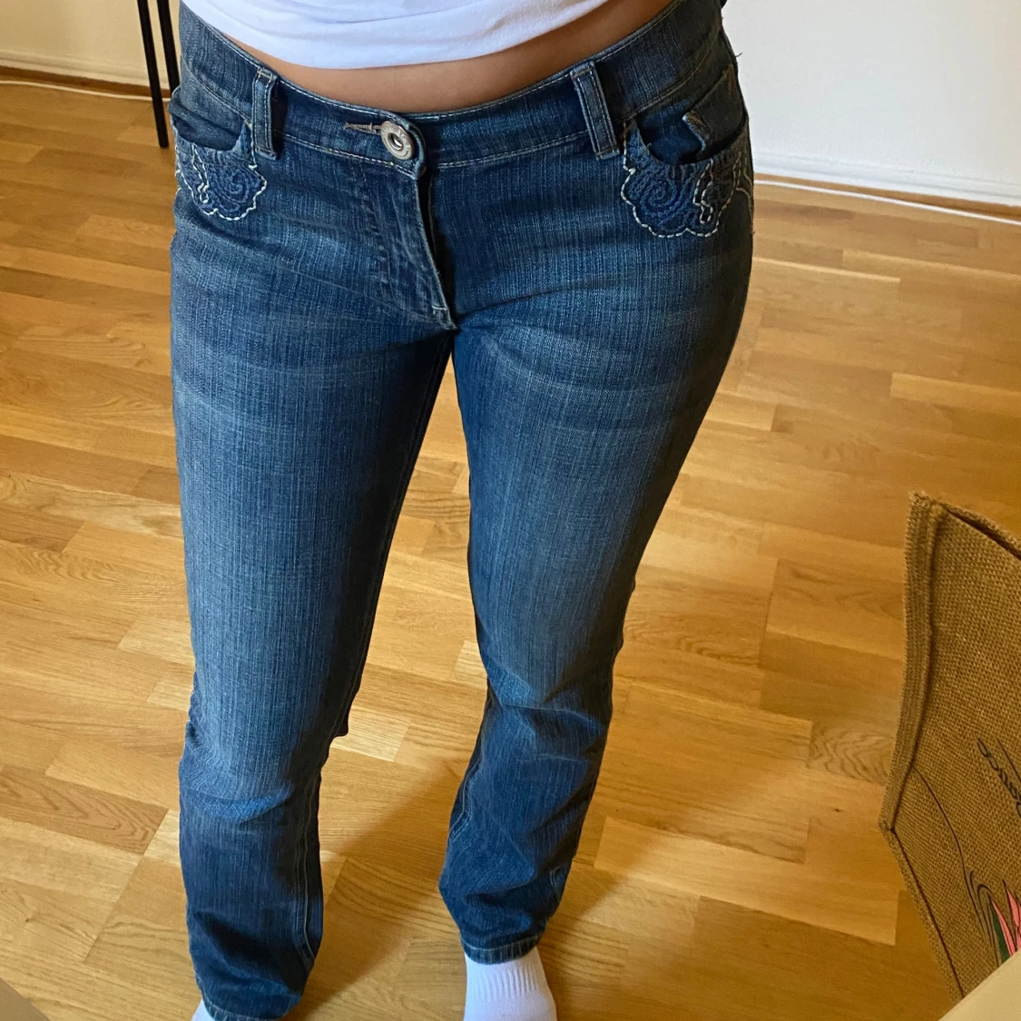 Blå jeans med broderade detaljer - 2