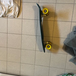 Skateboard ”Pennyboard” - Säljer den här klassiska skateboarden av ”Penny” eftersom att jag inte använder den längre. Använd ca 15 gånge. Priset är inte hugget i sten. Nypris:1249kr 