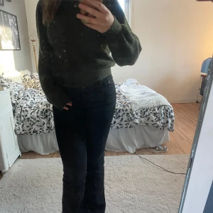 Olivgrön stickad tröja från Vero Moda  - Säljer en mysig olivkgrön stickad tröja från Vero Moda . Tröjan har fina armar men är också lite nopprig.