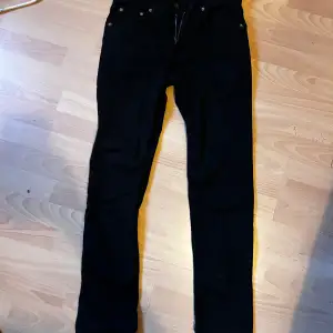 Svarta jeans som är lite mer skinny än vanliga byxor. Ej använda så mycket men ganska skrynkliga då dem legat i en låda ett tag.