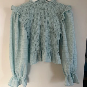 Blå blus från ONLY - Fin blå blus från ONLY, använd ett fåtal gånger och är i fint skick. Blusen är i storlek M men skulle dock säga att den är mer som en S. Vid fler frågor är det bara att höra av sig. 😊