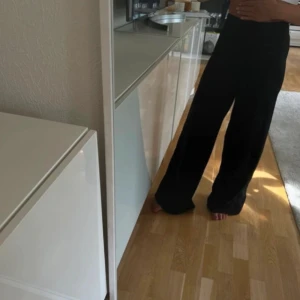 Svarta vida byxor - Snygga svarta byxor med vida ben. Perfekta för en stilren look. Passar bra till både vardag och festliga tillfällen. Aldrig använda