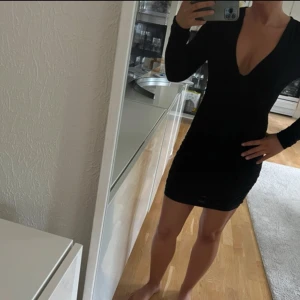 Klänning - Svart klänning från SHEIN i stl XS. Aldrig använd 