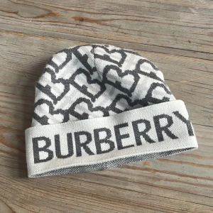 BURBERRY Mössa - Snygg vit och grå mössa från Burberry, Säljs då den inte helt var min stil. Endast prövad annars helt oanvänd.                     Obs från pandaköp 🐼🐼