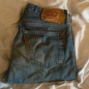 Levis 501 jeans - Klassiska Levis 501 jeans i blå denim. Jeansen är väl använda därmed lågt pris.