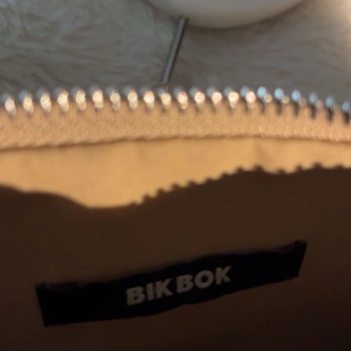 Beige axelväska från Bik Bok - 1