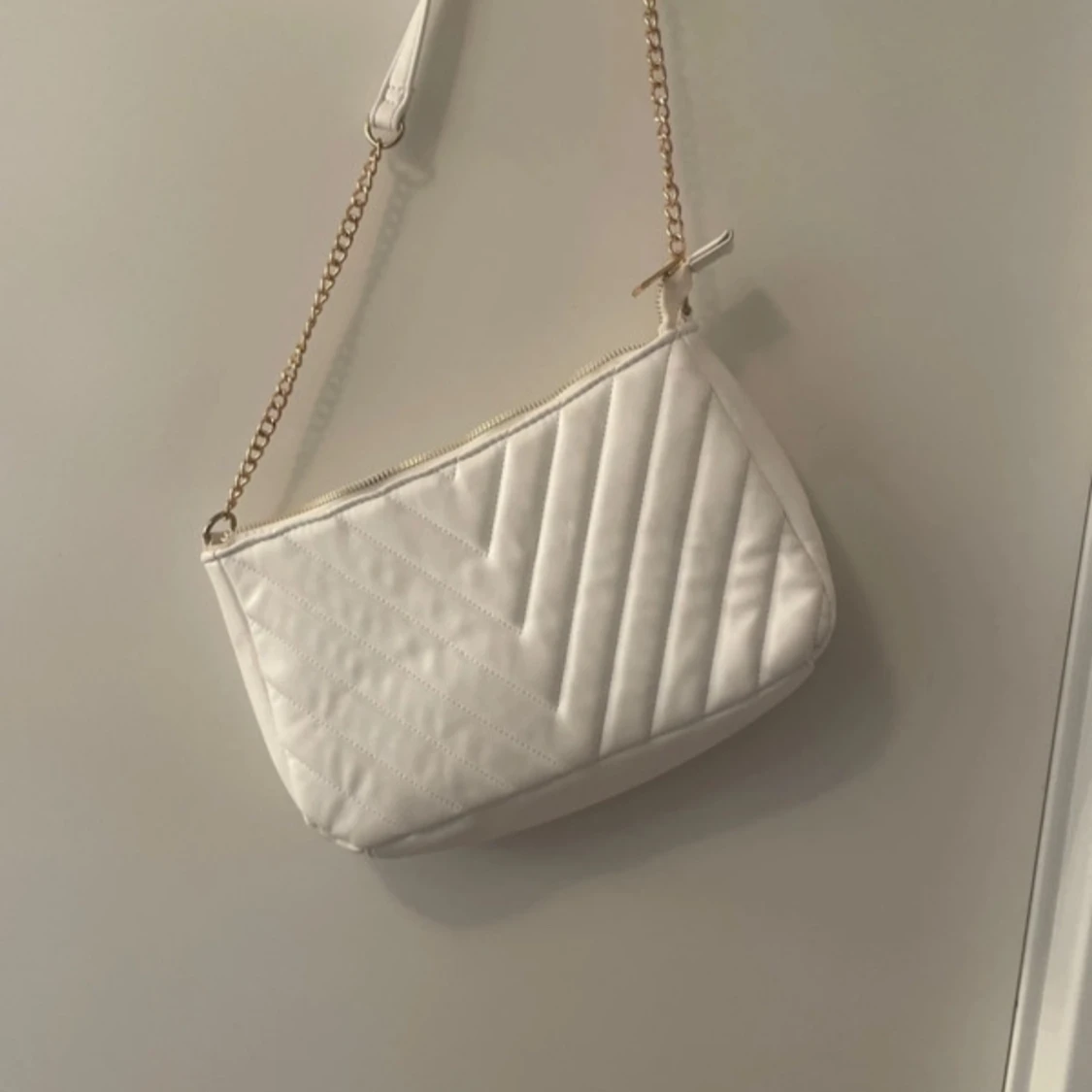 Vit quiltad axelväska - 1