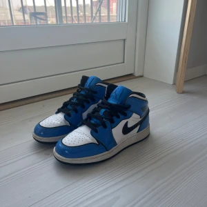 Nike Air Jordans Mid - Snygga Nike Air Jordans. Fint skick, endast använda enstaka tillfällen. Säljer pga för små.