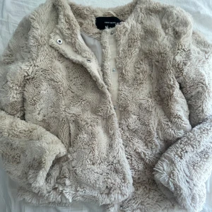 Fluffig jacka  - Fluffig jacka från Vero Moda, super snygg och passar nu till våren/sommaren. Strl xs och är använd max 10 gånger!