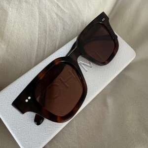 Bruna solglasögon från Chimi - Chimi 04, se bild för ena delen som går på sidan/bakom örat