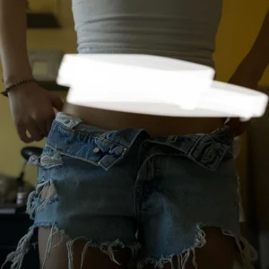 Ljusa jeansshorts från Zara - Säljer ett par ljusa jeansshorts från Zara med slitna detaljer och fransiga kanter.❤️🥰säljer då de för de var lite för små.❤️❤️har bara använt de en gång!🥰 pris kan diskuteras.