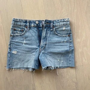 Blå jeansshorts - Säljer ett par blåa jeansshorts från Zara!