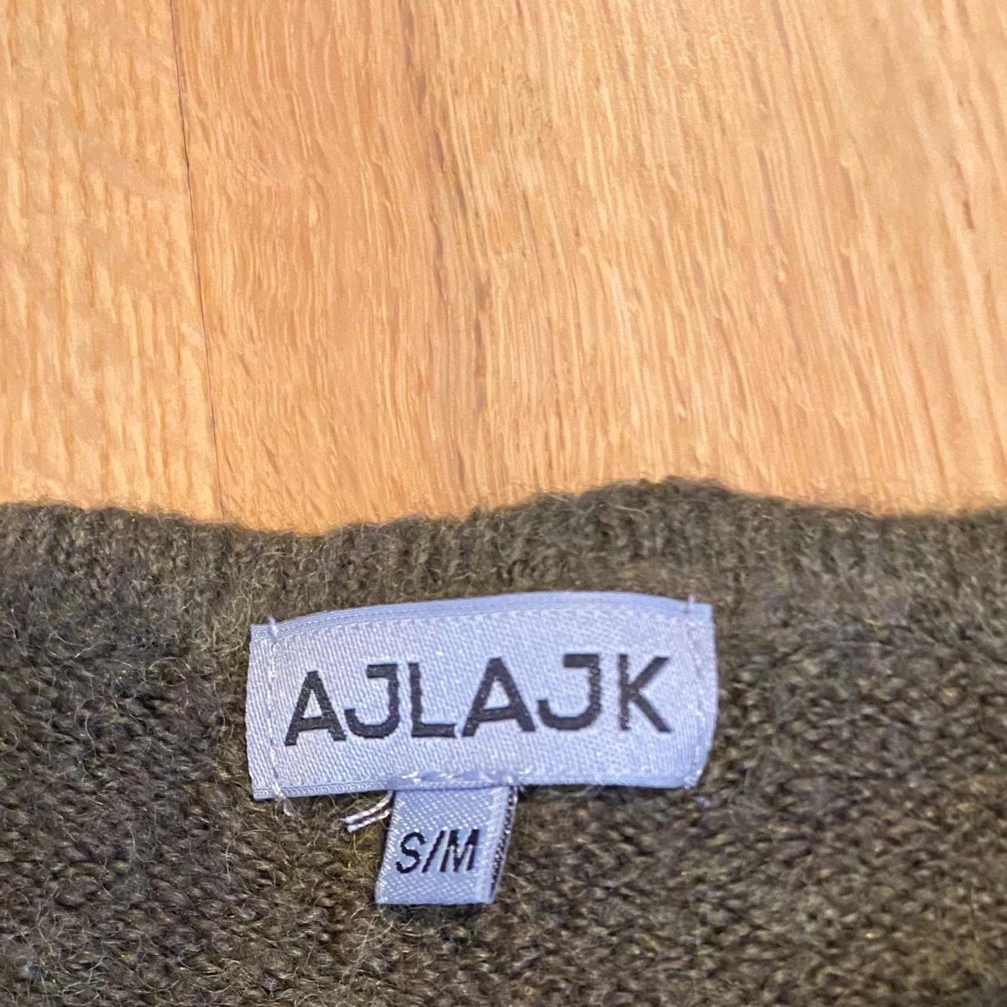 Olivgrön stickad tröja från AJLAJK - 1