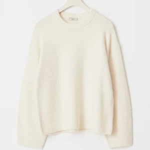 stickad tröja - ny med prislapp🤍passar xs-m beroende hur man vill den ska sitta!