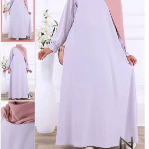 Ljuslila långklänning abaya - Säljer en elegant ljuslila långklänning med långa ärmar. Klänningen har en enkel och stilren design, perfekt för olika tillfällen. Den är gjord i ett mjukt och bekvämt material som faller fint. Den är i storlek S men passar även M (längder 155-165cm). Helt oanvänd