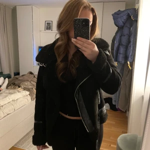 Svart kappa med dragkedja - Snygg svart jacka med dragkedja och detaljer i form av spännen. Endast andvänd 1-2 ggr. Säljer pågrund av att jag har alldeles förmånga kappor💕 tveka inte på att höra av dig om frågor, pris går att diskutera;)