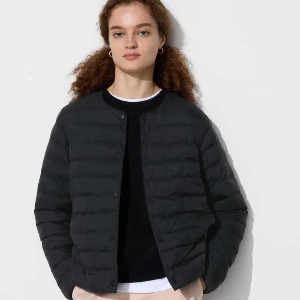 Snygg svart uniqlojacka med knappar framtill. Jackan har en stilren design och är perfekt för våren. Den är långärmad och har en normal passform som gör den bekväm att bära.🤍. Takit.