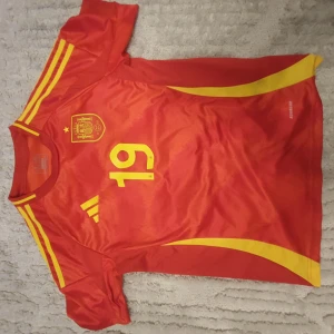 Spain Euro 2024 - Säljer Spaniens 2024 EM Hemmatröja med Lamine Tamam på ryggen. Äkta 10/10. Knappt använd. Storlek Small