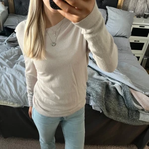 Beige stickad tröja - Säljer en stilren beige stickad tröja. Den har en rund halsringning och långa ärmar, perfekt för en avslappnad look. Passar bra till jeans eller kjol. Hör av dig vid intresse! Tröjan är i storlek xs och är stretchig