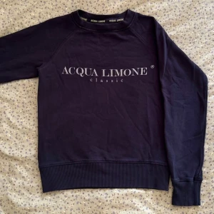 acqua limone  - använd navy acqua limone tröja i bra skick. 🐾original pris är 1099kr, stl xxs men passar upp till s <3 pris diskuteras men du kan trycka på köp nu för 120. skriv om du har frågor ☁️