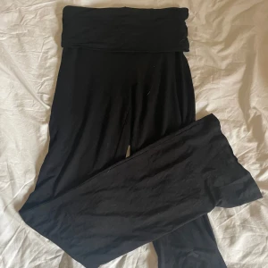 Svarta leggings - Säljer ett par svarta leggings. De är tillverkade i ett mjukt och stretchigt material, perfekt för en bekväm stil. Passar bra till både avslappnade och aktiva dagar. Foldover i midjan.