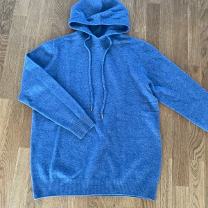Merinoull Hoodie - En riktigt snygg Merinoull Hoodie i en unik och sjukt snygg blå färg!🌟 Storlek M. Bara testad, aldrig använd! Hör av dig vid intresse eller minsta fundering!😊