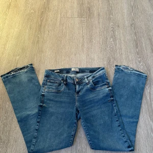 LTB lågmidjade jeans  - Jätte fina ltb jeans i storlek 29/30. Uppsprättade nertill och passar mig som är 165 cm perfekt i längden. 