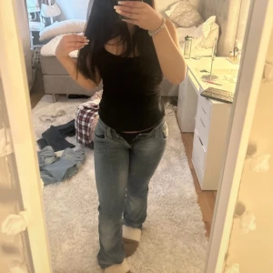 Flare jeans  - Säljer dessa lågmidjad utsvängde jeans eftersom de är för små som ni ser på bilden, de är i jättebra skick, pris kan diskuteras, storlek w26 L32