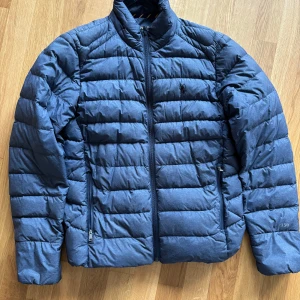 Blå pufferjacka från Polo Ralph Lauren - Säljer en blå dunjacka från Ralph Lauren. Har några år på nacken men inga defekter och är bra skick. Nypris då jag köpte den var 3500. Pris går att diskutera! 