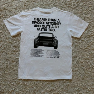 TRENDIG PORSCHE TRÖJA  - Säljer en vit t-shirt med ett coolt tryck på baksidan från Porsche. T-shirten har korta ärmar och är gjord i bomull. Perfekt för bilentusiaster som vill ha något unikt i garderoben.
