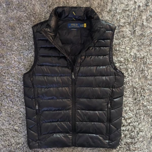 Ralph Lauren Väst - Tja! Säljer nu denna riktigt snygga väst från Polo Ralph Lauren. Västen är i nyskick och har knappt använts. Denna väst är i storlek XS men är stor i storlek så sitter som S. Nypris ligger på 3595kr och mitt pris är 1459kr. Hör av er vid frågor och funderingar! Mvh. 