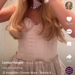 Rosa korsett - Säljer nu den vackraste korsetten som är ljusrosa med volang. Färgen är som på bild 1 (lånad) de är ljuset på de andra bilderna som är dåligt💞🫶