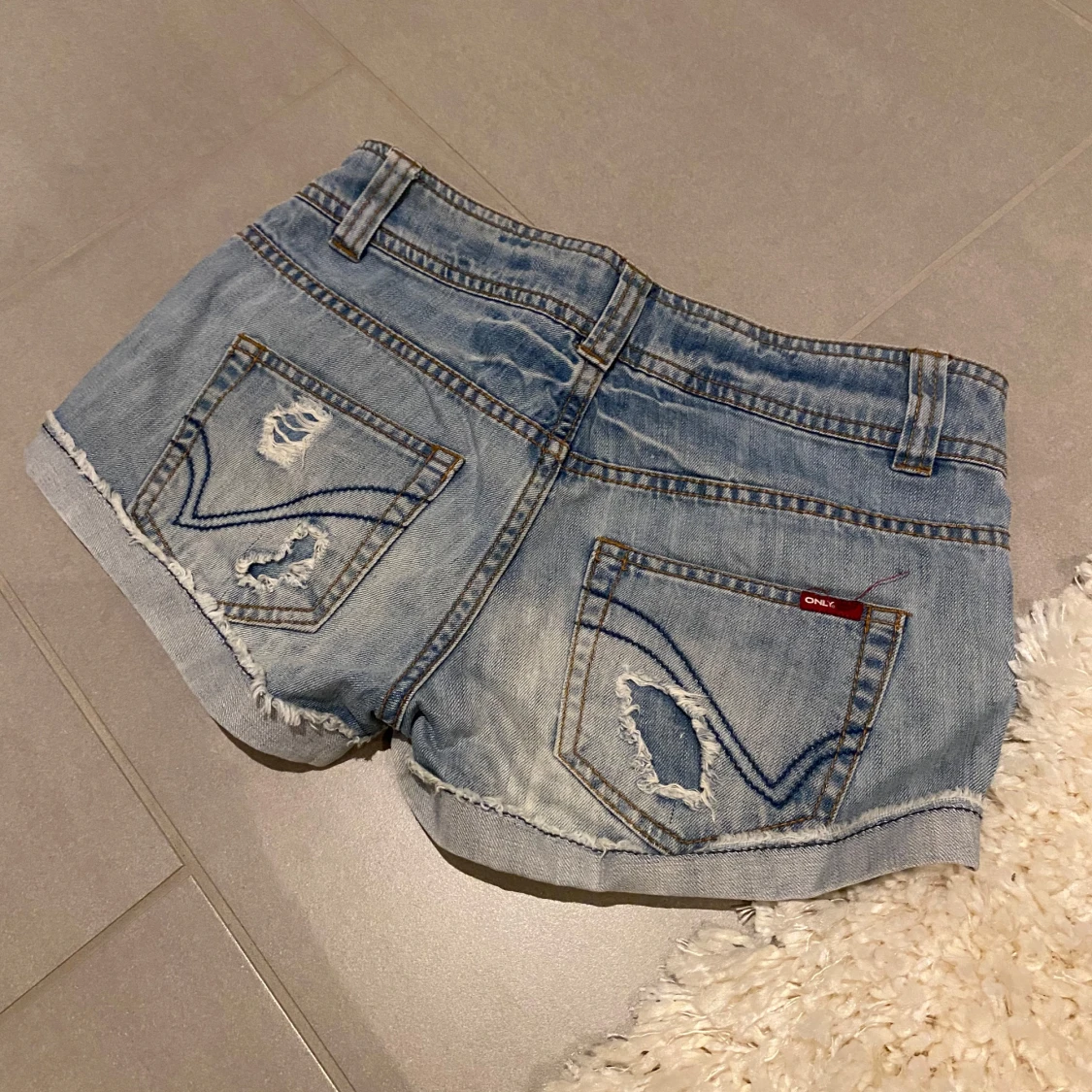 Jeans shorts med slitningar  - 3