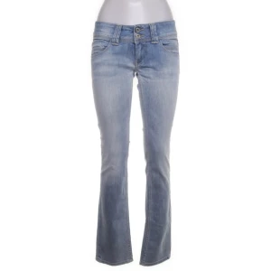 Pepe jeans lågmidjade  - Snygga raka jeans med låg midja! De är stretchiga och i bra skick, lite slitna vid benöppningen!💓 38cm rakt över midjan, 17cm grenhöjd, 84cm innerben och 18cm rakt över benöppningen!😇💓 Perfekt om man gillar lågmidjade byxor och vill ha något mellan skinny och bootcut!💓 Färgen kan upplevas som ljusare i verkligheten😇 Storlek W28L34