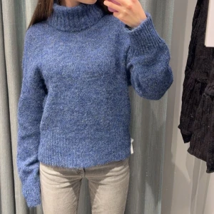 Blå polotröja - Härlig stickad tröja i storlek XS, helt ny med prislapp kvar!💓