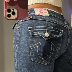 True Religion jeans - Säljer dessa supersnygga true religion jeansen då de inte kommer till användning längre. Storlekslappen är bortdragen men passar s/xs. Innerbenslängd 83 cm. Gjort dom till bootcut jeans då de innan varit skinny (som visas på bilderna). Priset kan diskuteras! 