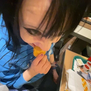 Snygg emo  - Jag har blivit trött på denna saken, snälla köp. Det e full package: den har adhd, aggressions problem och e freaky. Ger ut dens snap om du köper